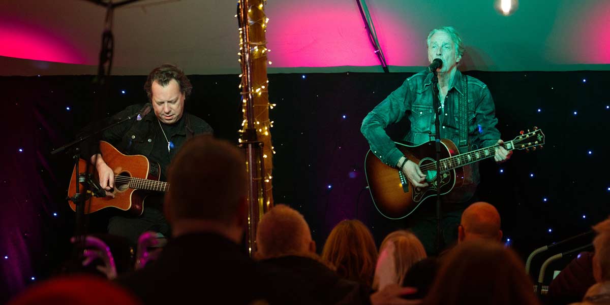 FM - Steve Overland and Jim Kirkpatrick - The Weir Brentford - 10 December 2025 Photo Steve Barker | MetalTalk - Heavy Metal News Reviews and Interviews FM - Steve Overland and Jim Kirkpatrick - The Weir, Brentford - 10 December 2025. Photo: Steve Barker
