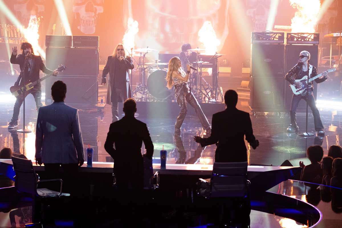 Mötley Crüe performs with Carrie Underwood on American Idol season finale
